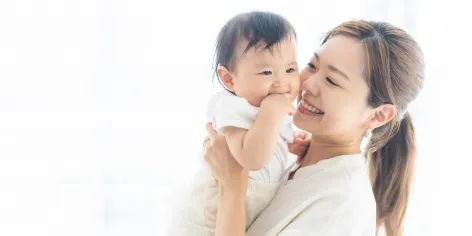 赤ちゃんを抱える女性