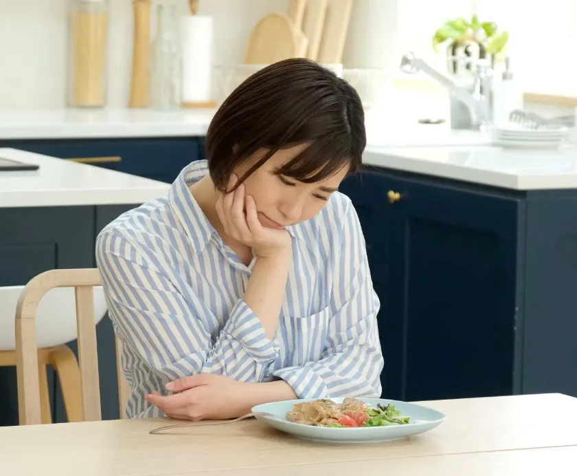 悩む女性
